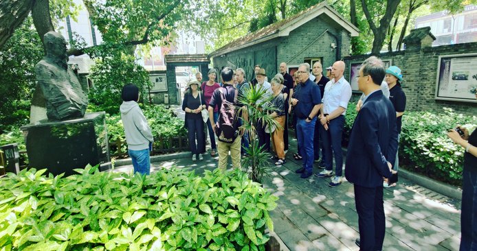 Reisegruppe vor dem Haus