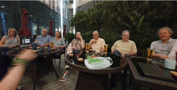 Gemütliches Zusammensitzen nach dem Abendessen im Hotel in Peking
