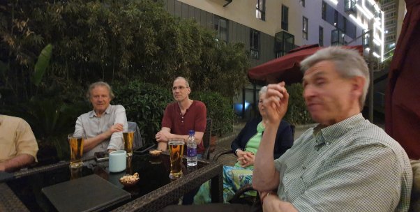 Gemütliches Zusammensitzen nach dem Abendessen im Hotel in Peking