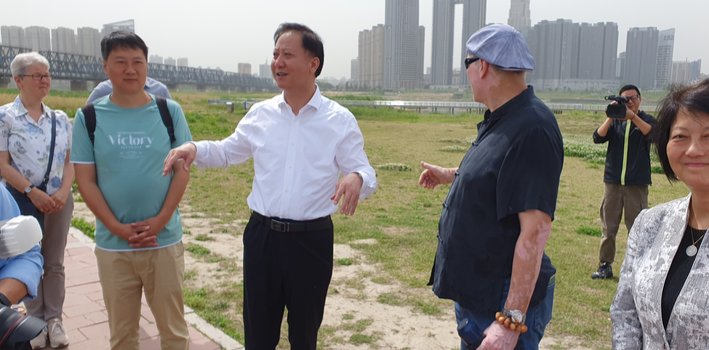 Huang Xiaowu erklärt das Sanierungsprojekt