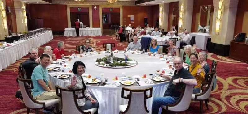 Beim Früstück im Hotelt