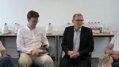 Thosten Giehler mit Mitarbeiter